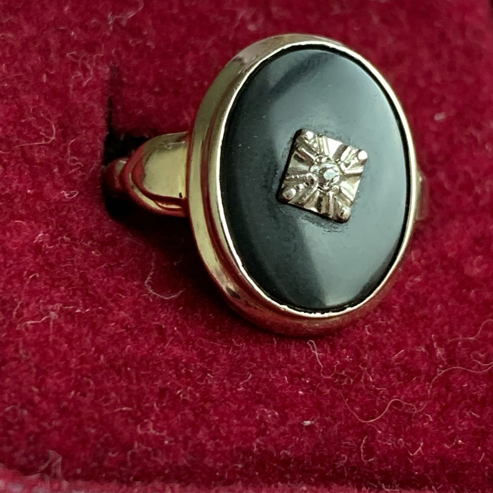 Elegant 14k  Gold and Black Onyx Ring with Centered Diamond
